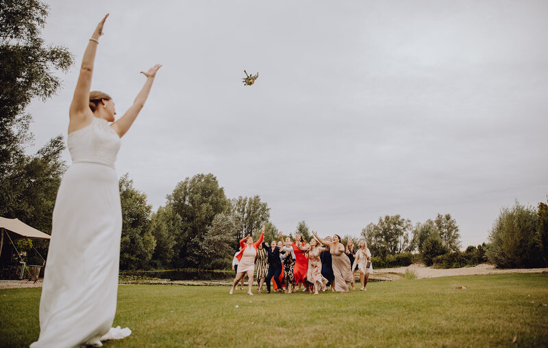 boucket toss voor trouwfeest in West-Vlaanderen