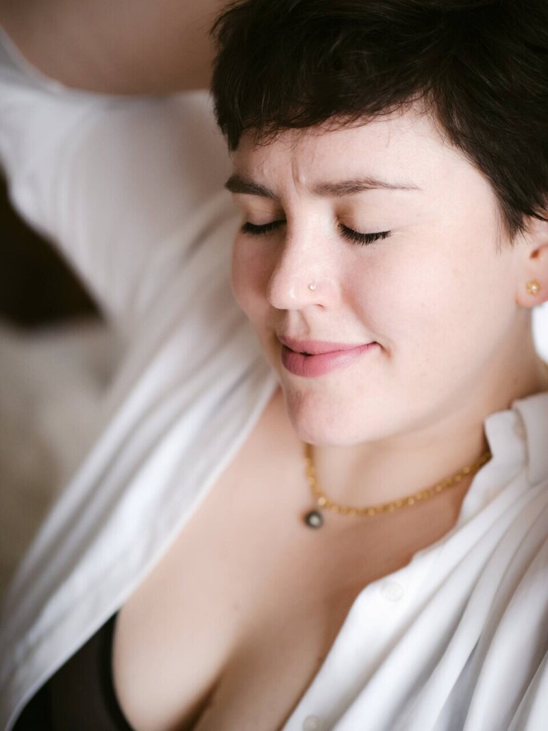 Romantische Boudoir-Fotografie: Frau in weicher Spitze, femininer Ausdruck und dezente Eleganz
