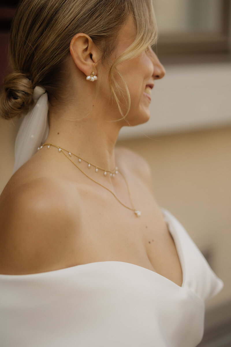 Entdecken Sie Sarah Schöbs meisterhaft gestylte Boho-Hochsteckfrisur, ideal für moderne Bräute, die einen Hauch von Eleganz und Natürlichkeit suchen.