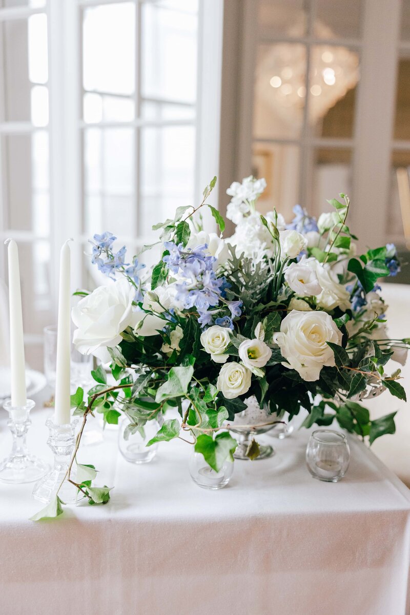 Blue elegant flowers with white roses on a linen table