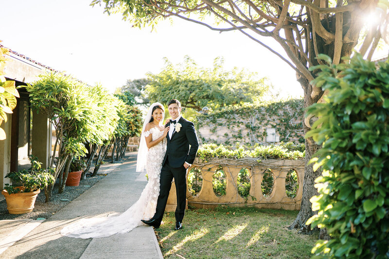 Oahu wedding photographers in Honolulu Hawaii. Some of the best wedding photographers on Oahu are expensive. Megan Moura is both affordable and available to travel any of the Hawaiian islands.