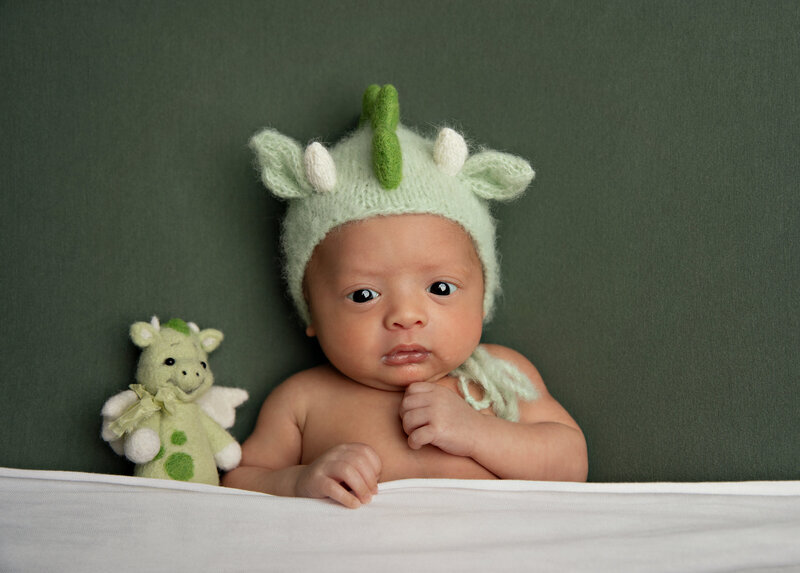 EvaMaganaPhotographynewbornsessiongirlfirstbirthdayphotographysessionstudio (4 of 4)