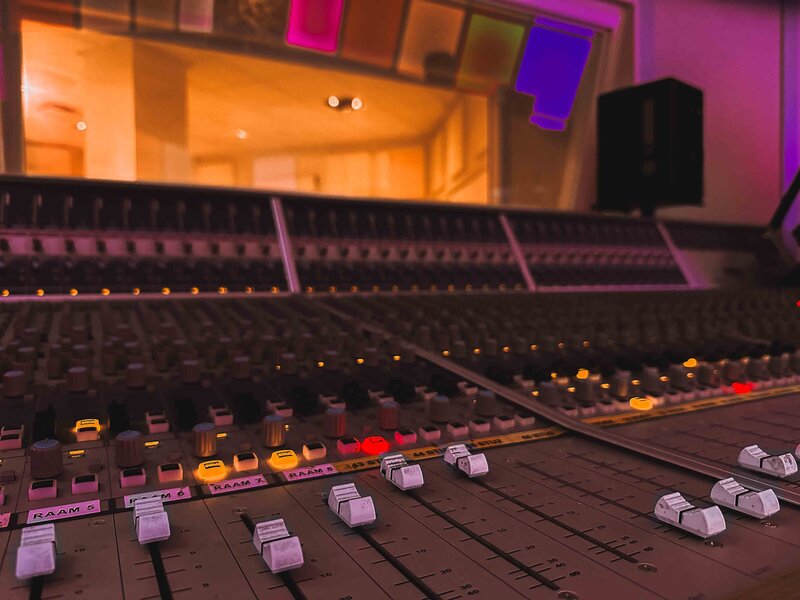 Earforce-Geluidsstudio-Amsterdam-Audio-Post-Voiceover-Geluidsproducties-muziek-podcast-webinar-studio-4-mengpaneel