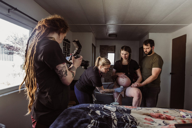 portland-birth-photographer-natalie-broders-at-a-home-birth-2024-3