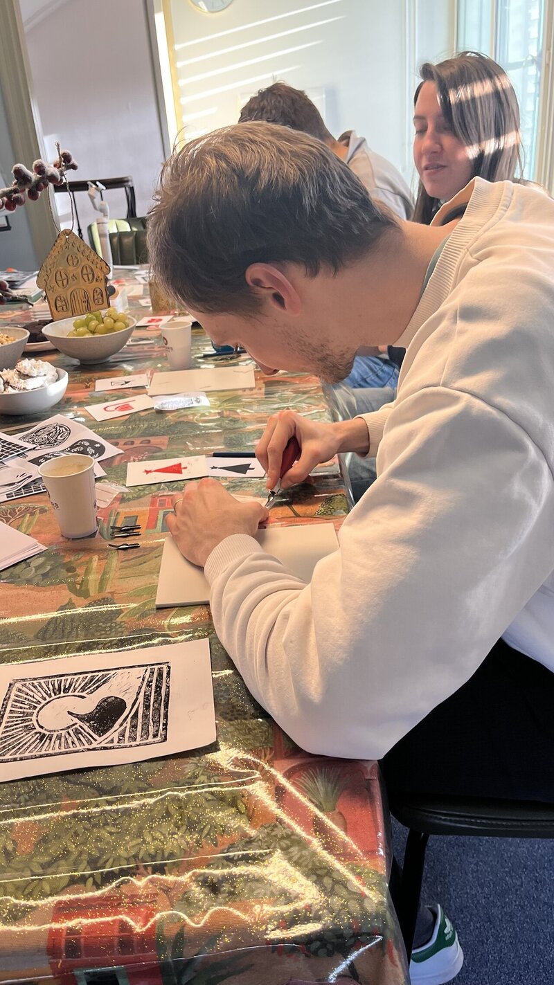 Deelnemer in actie tijdens het blockprinten workshop