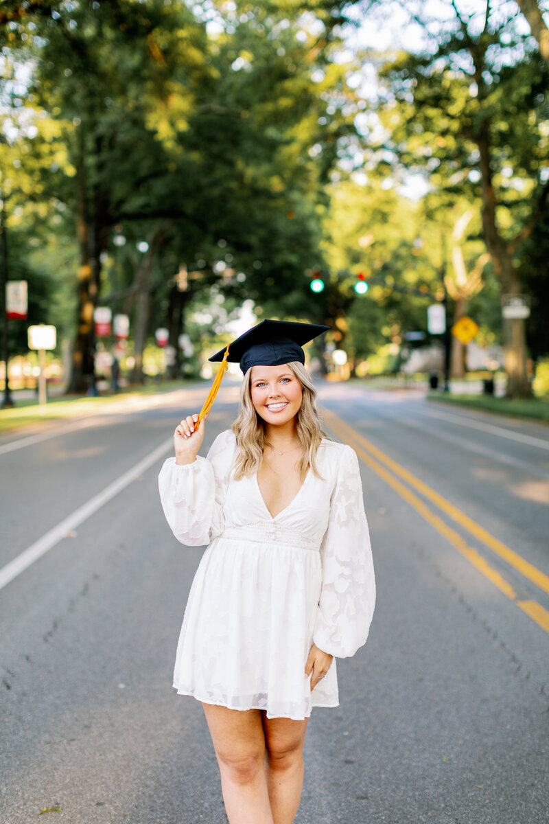 Tuscaloosa Photographer takes photo of grad at the University of Alabama Grad Photography