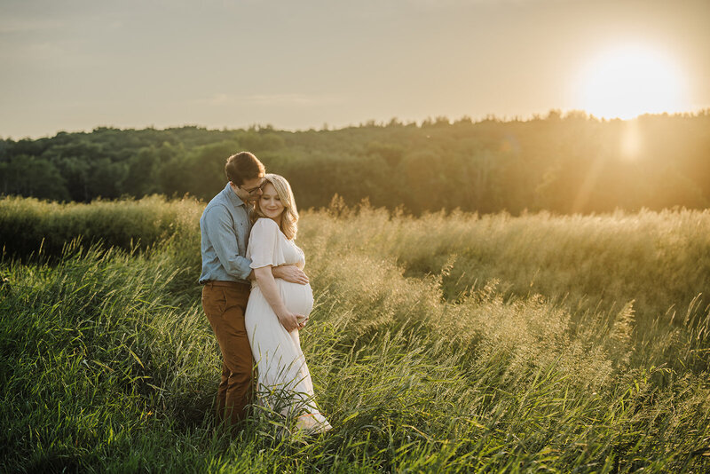 pregnancy photos at golden hour in a field