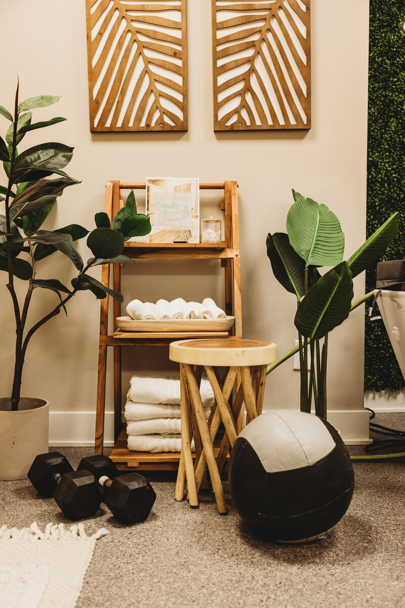 Lounge with towels and weights