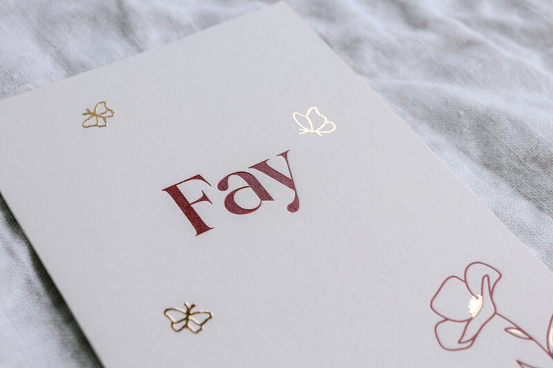 Letterpress-geboortekaartje-bloemen-en-vlinders-Fay-met-goudfolie-9