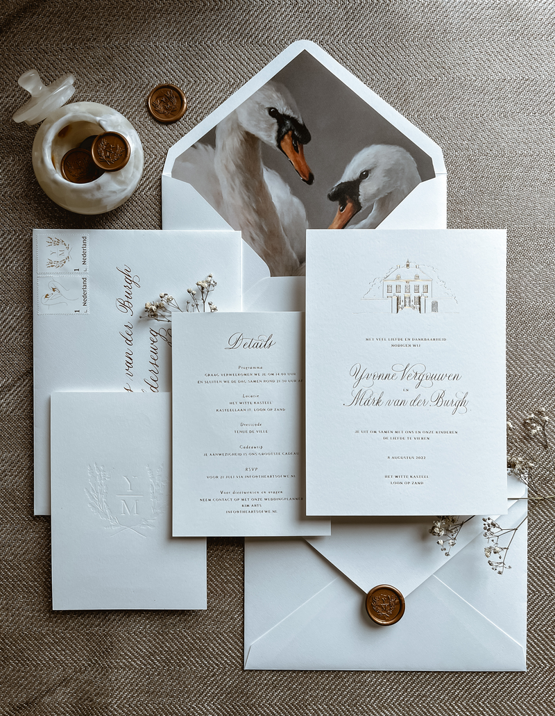 Wedding stationery Nederland, trouwkaart met envelopvoering, klassiek, stijlvol, wit, elegant, goud, kalligrafie