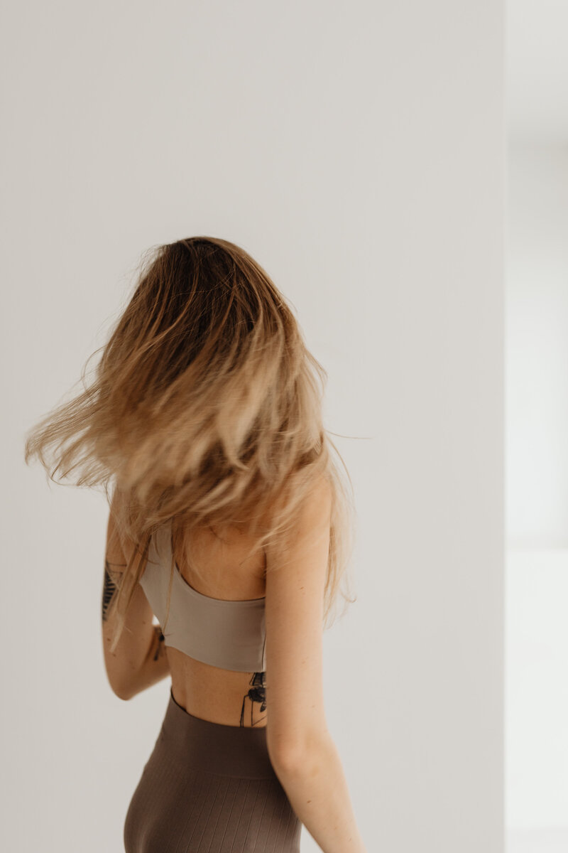 kaboompics_young-adult-woman-long-blonde-hair-yoga-or-fitness-outfit-28627