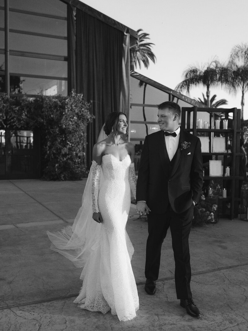 Autumn-Maximalist-Wedding-with-rich-tones-blue-velvet-draping-Ashley-Ludaescher-Photography-Vanessa-Noel-Events-0033