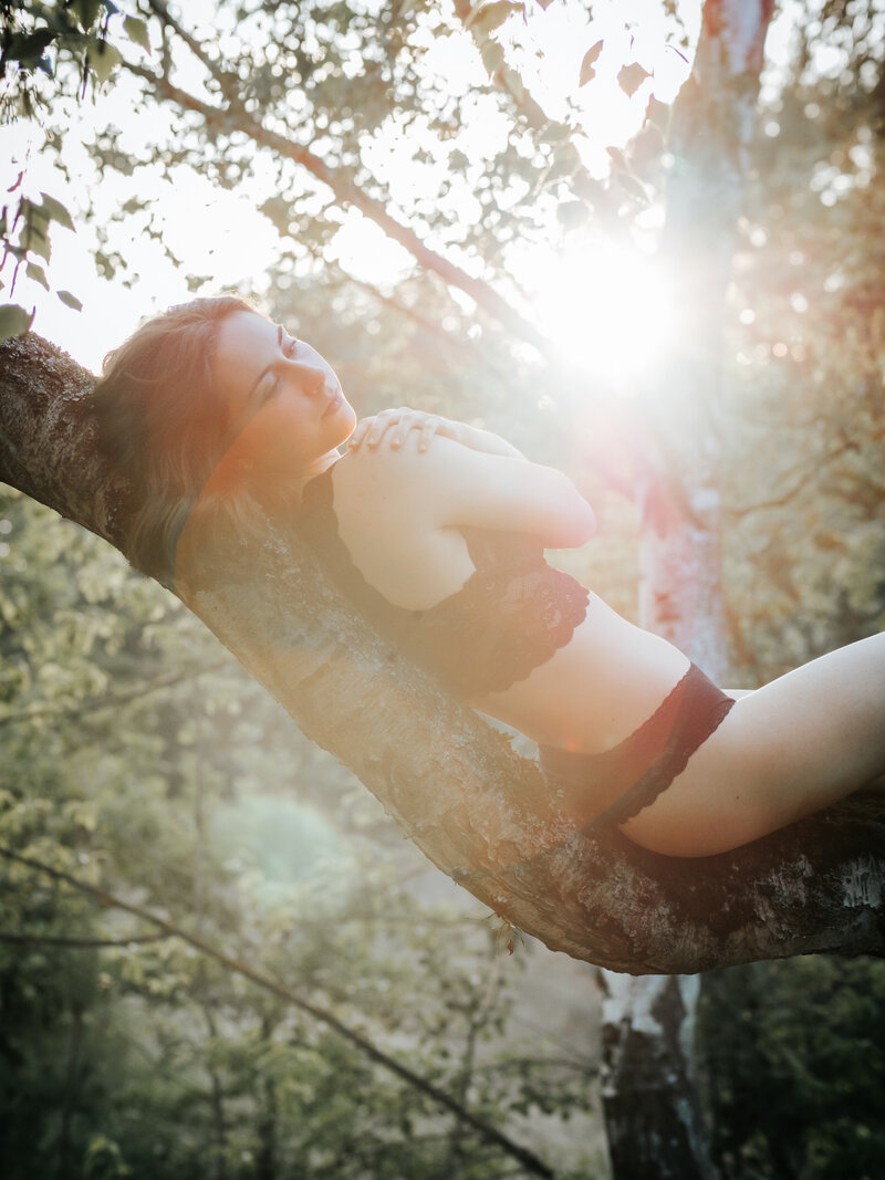 Sinnliches Portrait einer Frau mit verträumtem Ausdruck, stilvolle und intime Outdoor-Fotografie