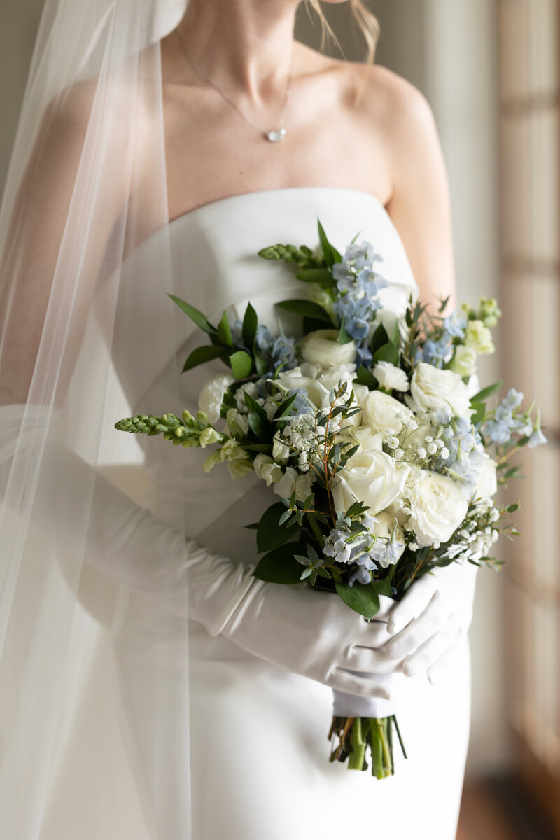 Tallahassee bride holding flowers