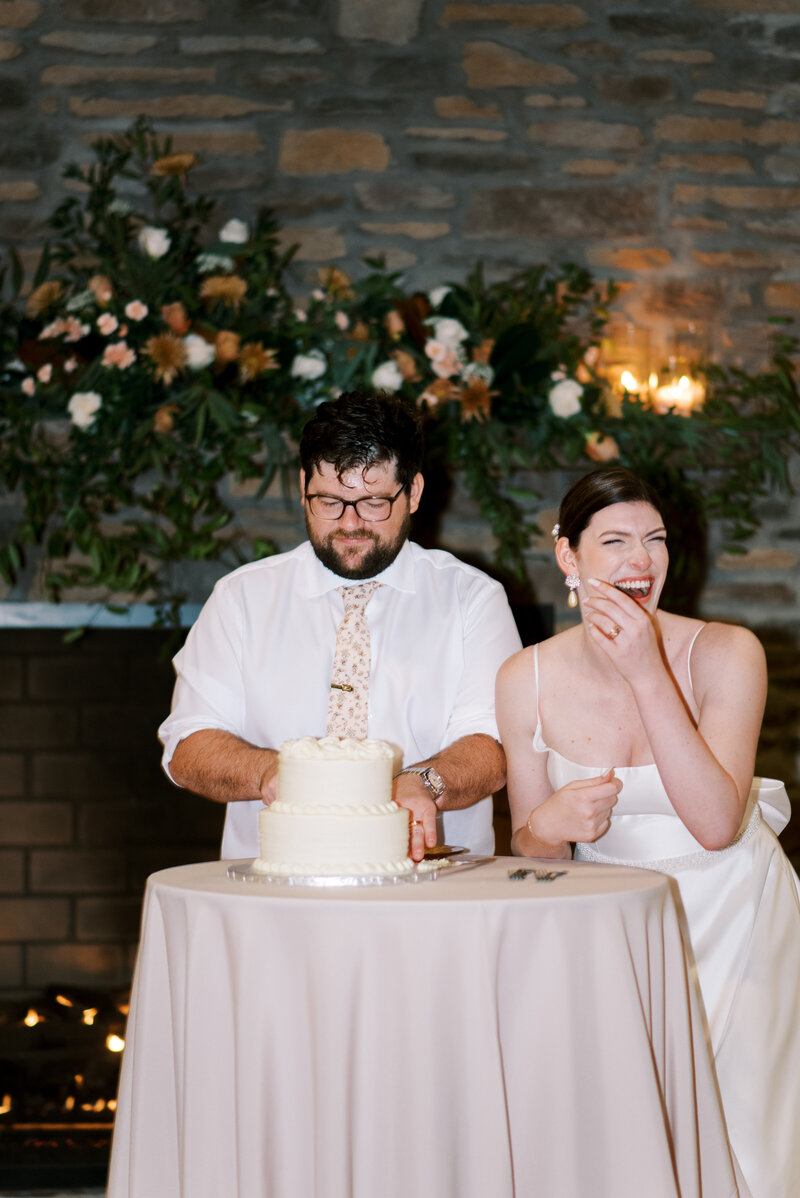 sarah-elizabeth-studio-ohio-wedding-photographer-the-landing-cummins-wedding-friday-cake-10