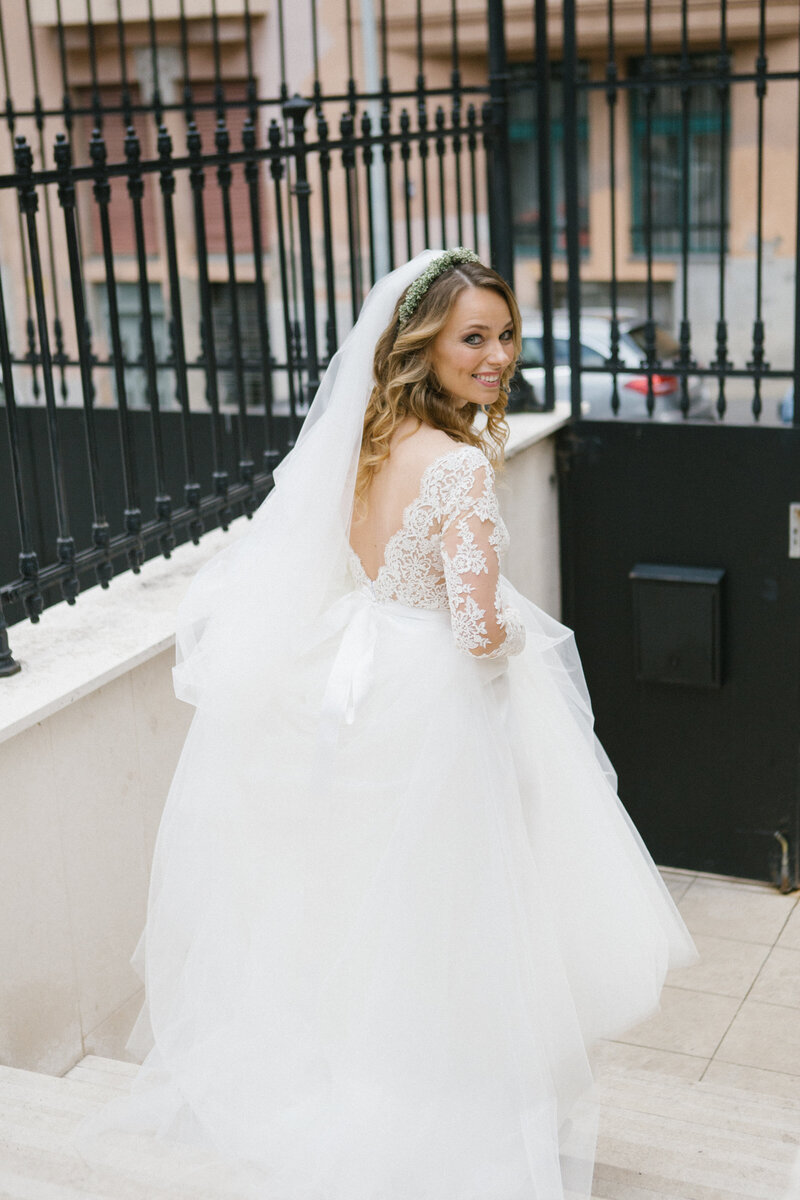 Chic bride in white dress and sunglasses walking through city streets – editorial elopement photography in Berlin, Germany