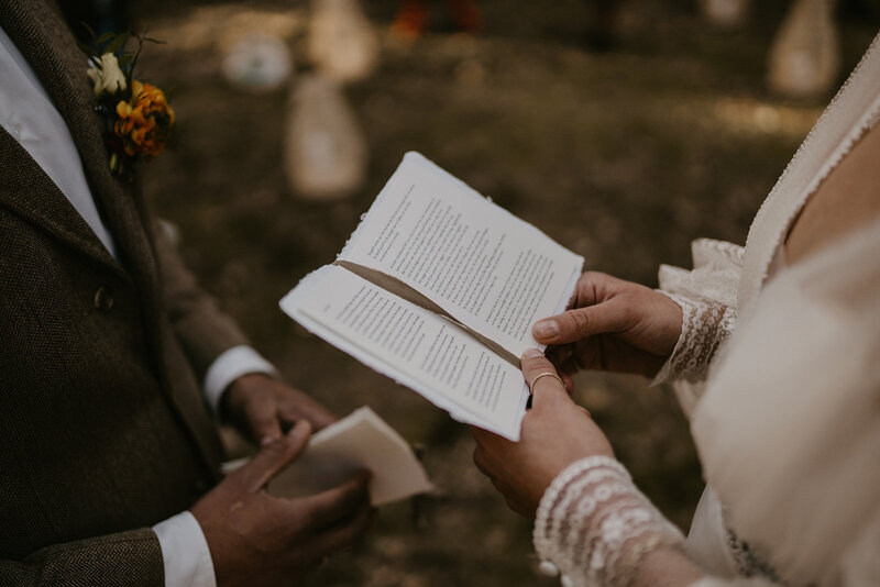 Bruidspaar leest trouwgeloften aan elkaar op