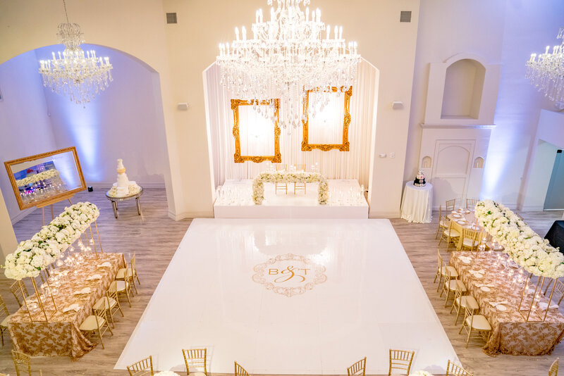 Knotting-hill-place-dallas-wedding-planner-swank-soiree-teshorn-jackson-photography-head-table-gold-decor-luxury-wedding