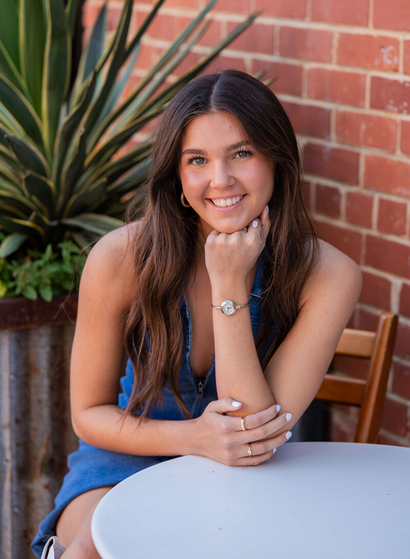 senior girl leaning on hand