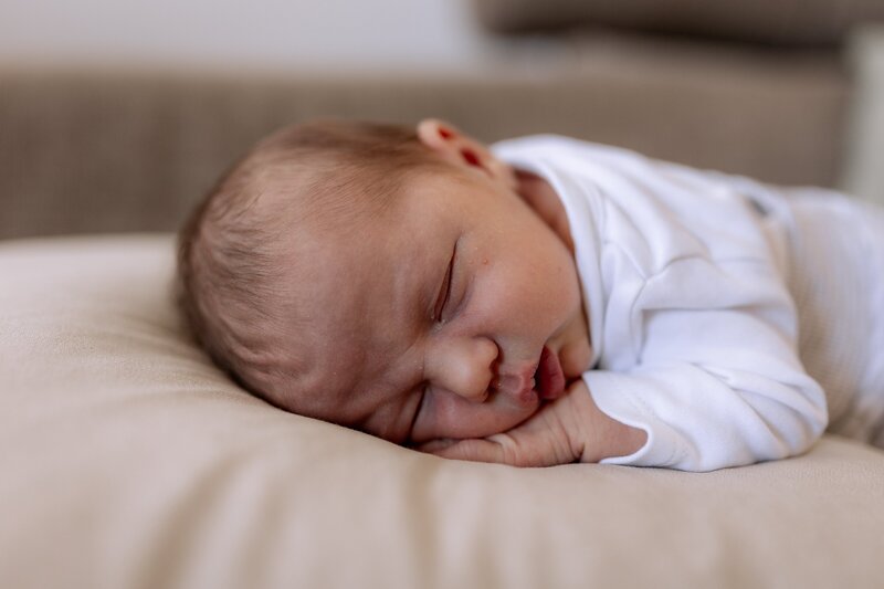 Bild von Baby das auf der Seite liegt und schläft