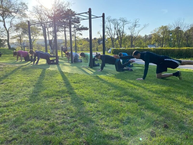 Pilates, Ernährungstraining und zyklusorientiertes Training in den Bezirken Mödling und Baden für ganzheitliches Wohlbefinden – sowie Fit im Büro: Dein Team-Training für mehr Gesundheit am Arbeitsplatz.
