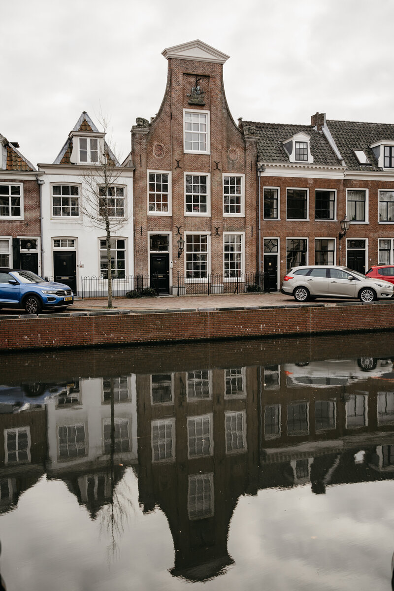 Foto van een huis aan de gracht. 