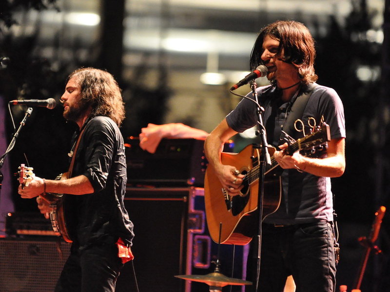 Event Photographer Light Shifter Studios captures North Carolina band the Avett Brothers at Azalea Festival. 