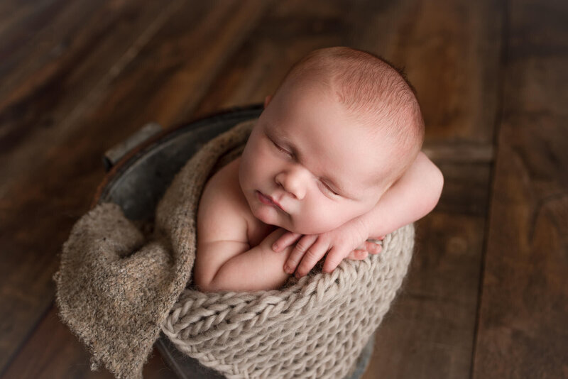 Appleton Newborn Photo baby sleeping in bucket in studio | Glory Be Photo by Tara Bos