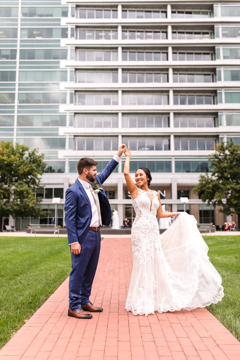 bride_and_groom_downtown_indianapolis_hudnot_commons