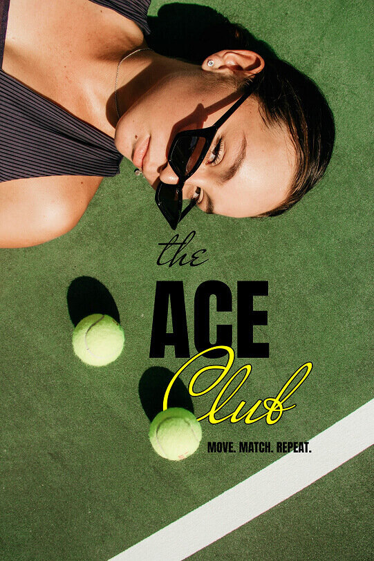 Maquette de présentation de l'identité visuelle de The Ace Club, qui représente une ambiance énergique et sportive. L'image montre une modèle couchée sur le terrain de tennis avec le logo vertical de la marque.
