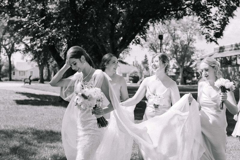 bridesmaids-walking-laughing-nika-helgeson-photography