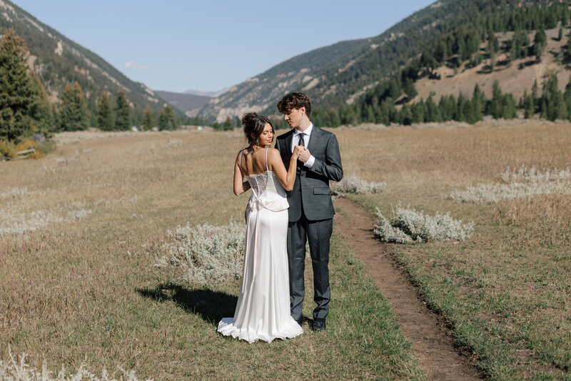 Montana luxury wedding photography by Hope Helmuth with mountains and elegant details