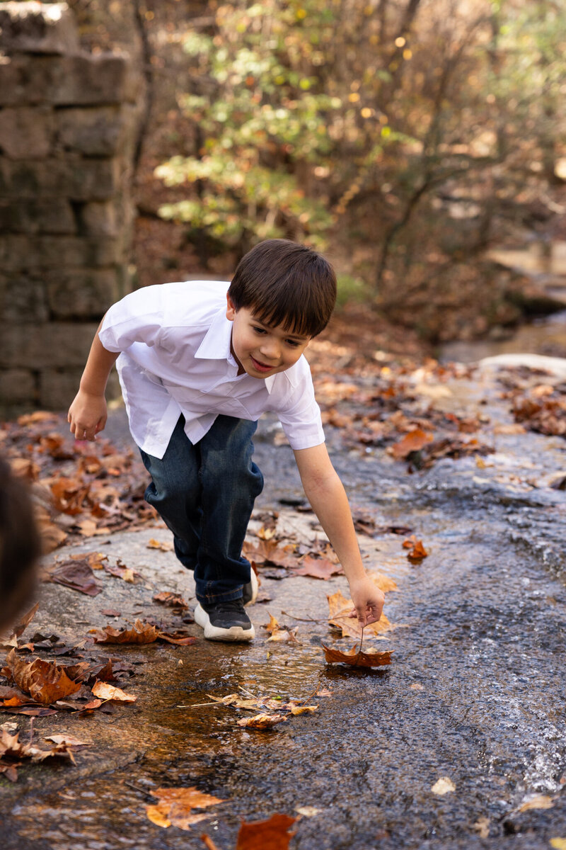LightCreative_202411_FredericAranya_RaleighFallMiniSession_MillBridgeNaturePark_RaleighFamilyPhotographer_001_blog