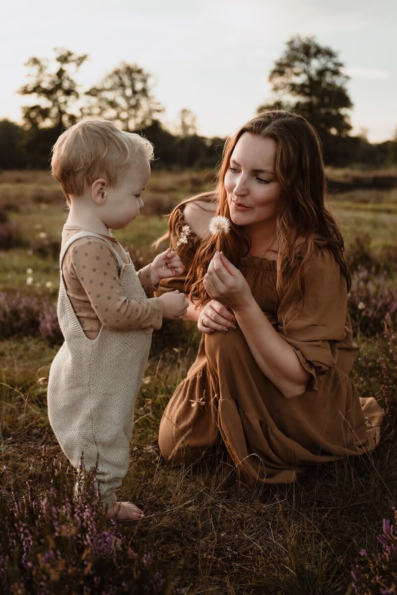 Mama en zoontje tijdens gezinsshoot golden hour