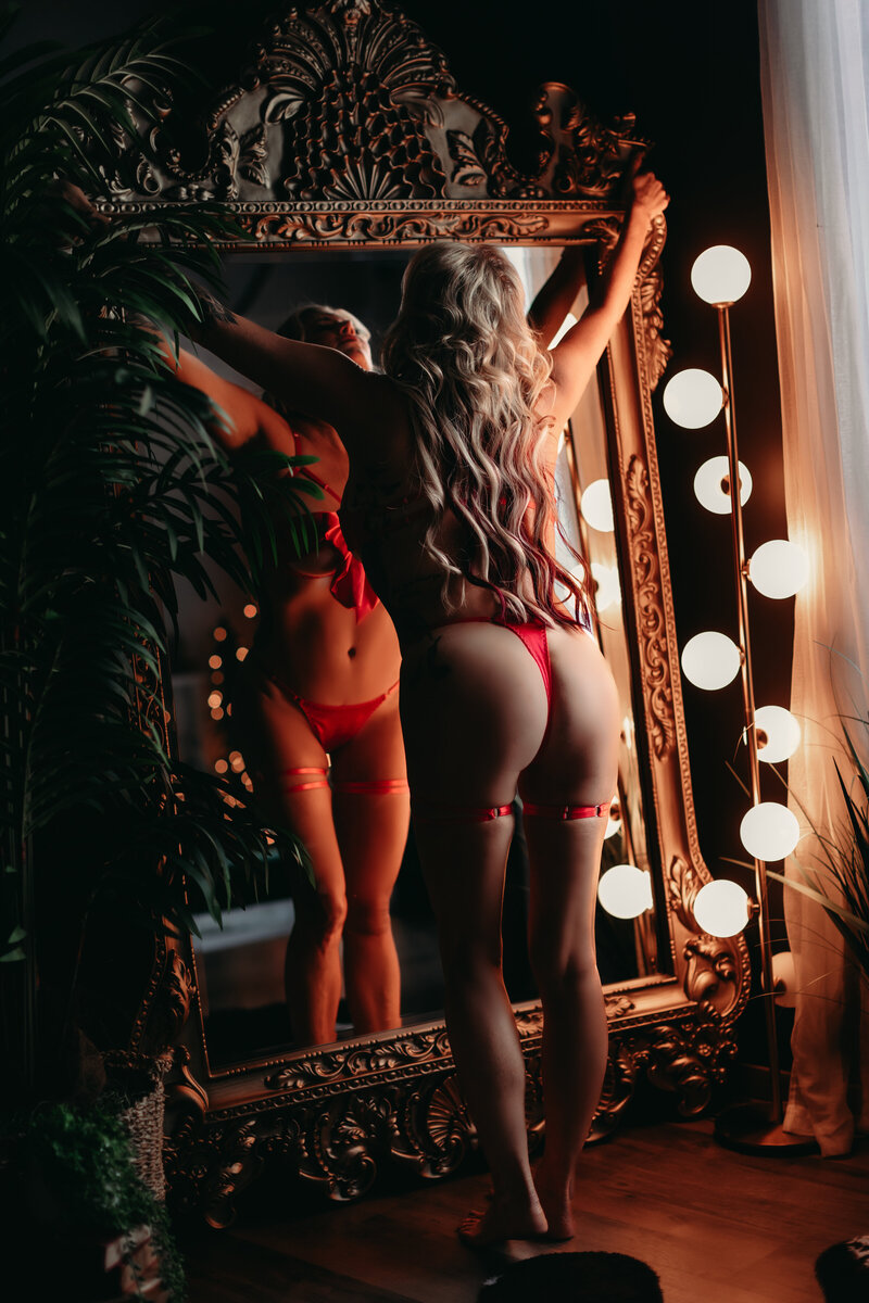 Experience empowering boudoir photography in Savannah, Georgia. Capture your confidence with stunning, intimate portraits by a professional Savannah boudoir photographer.
