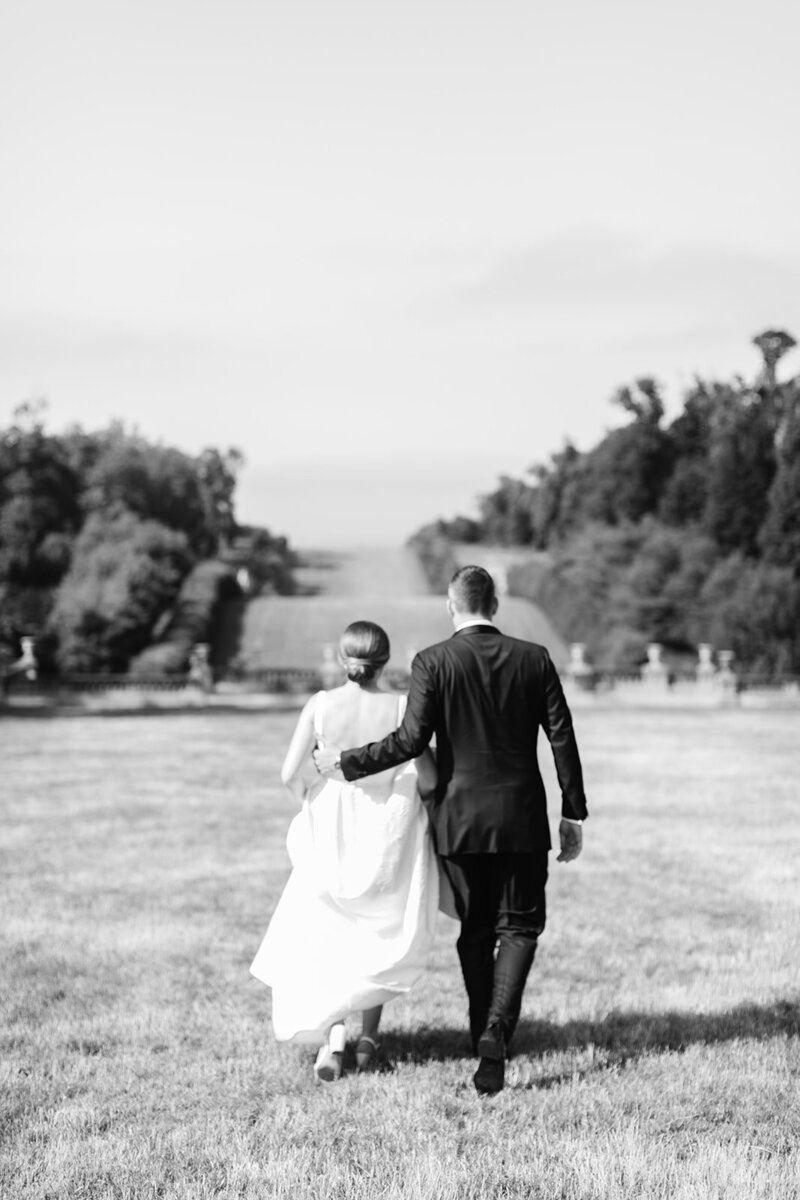 groom-bride-outdoor-wedding