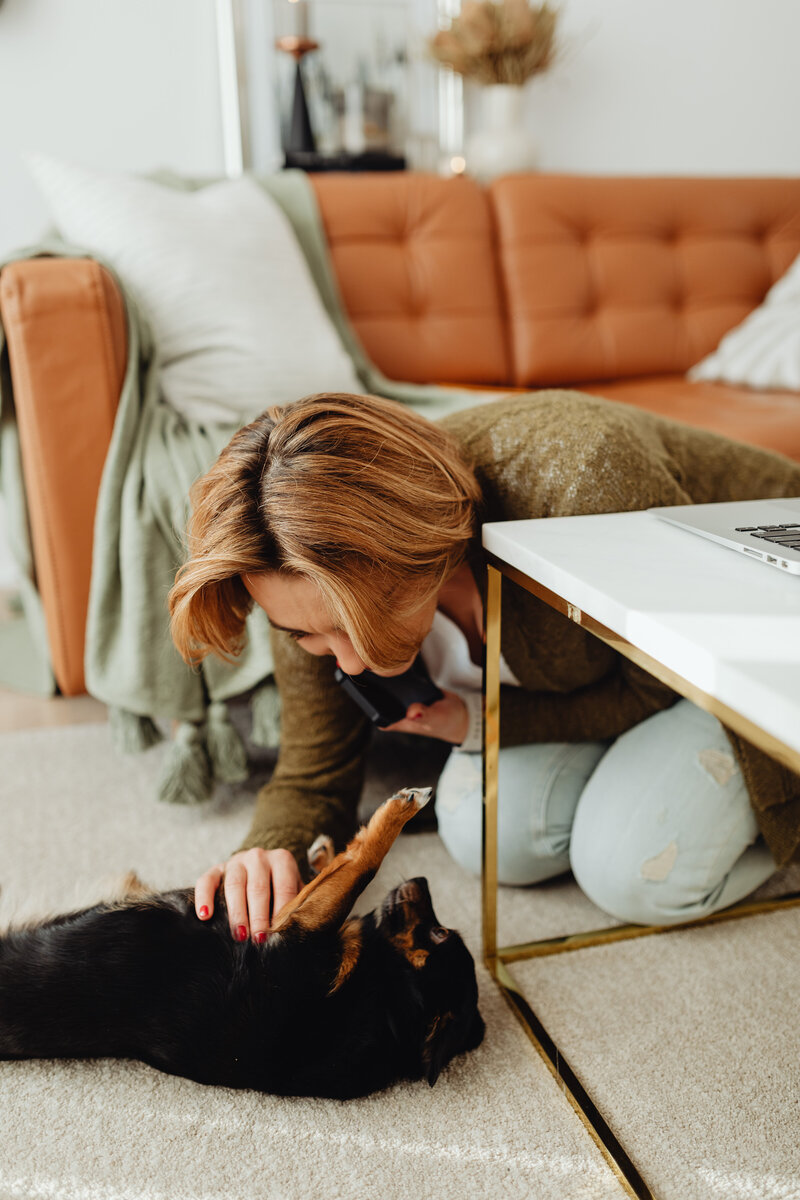 kaboompics_a-woman-plays-with-her-small-dog-20615