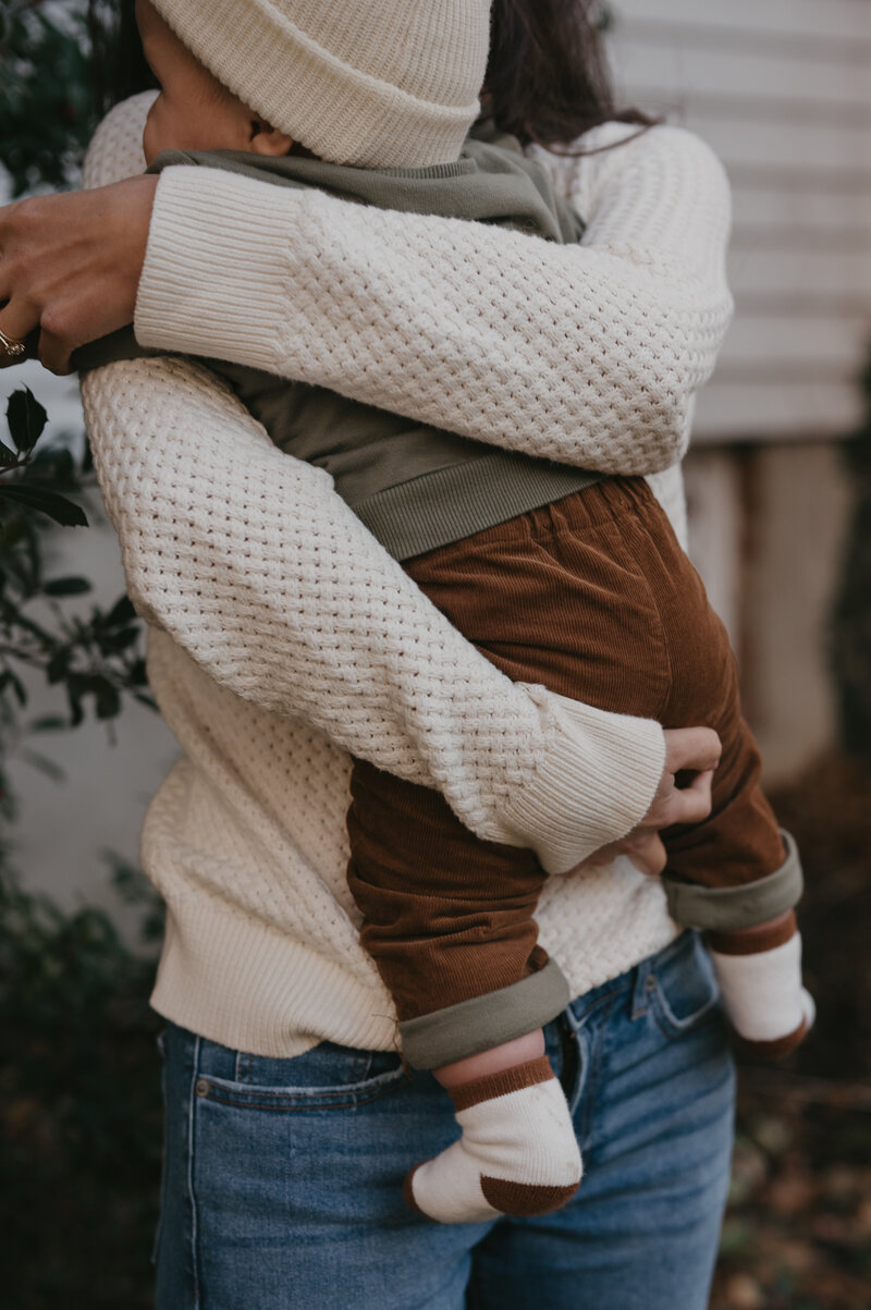 Sweet and Snuggly Fall Family Session Vienna Town Green Virginia DC Motherhood and Family Photographer Kelsey Cuervo Photography 2024-27