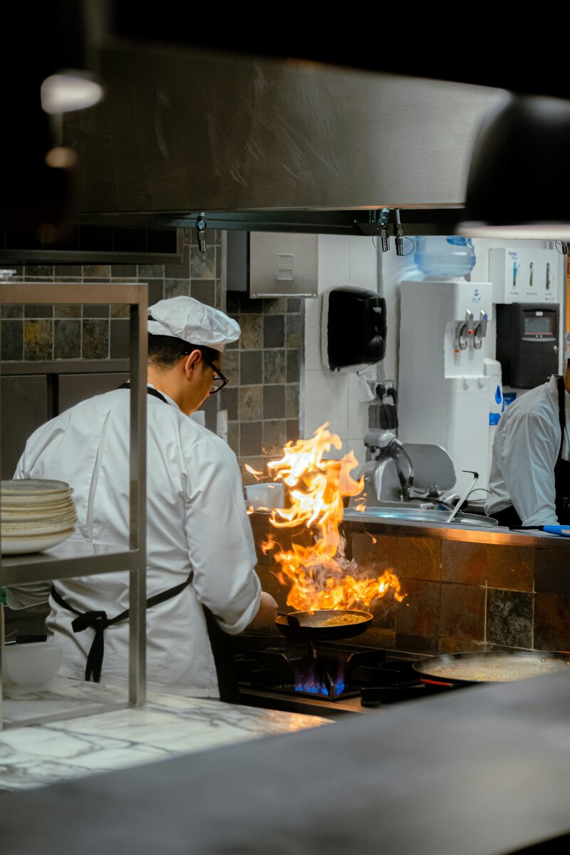 photo d'un restaurateur en action