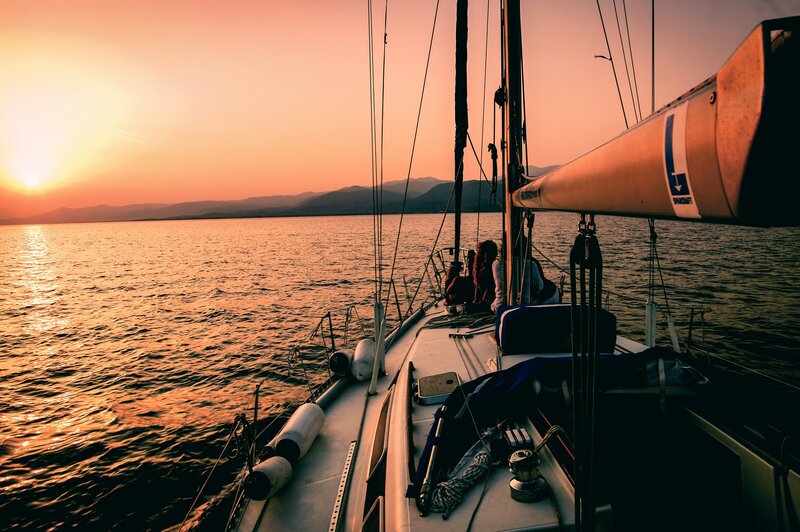 Segelboot auf dem Meer vor Küste der Kanarischen Inseln beim Sonnenuntergang