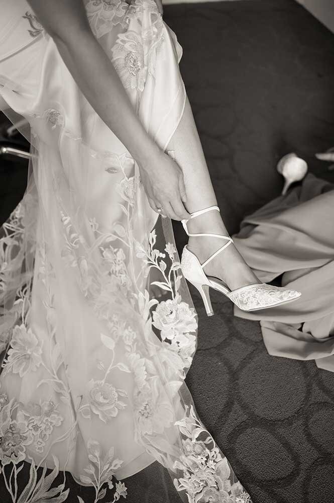 Jacksonville bride getting ready black and white photos jacksonville wedding photographer