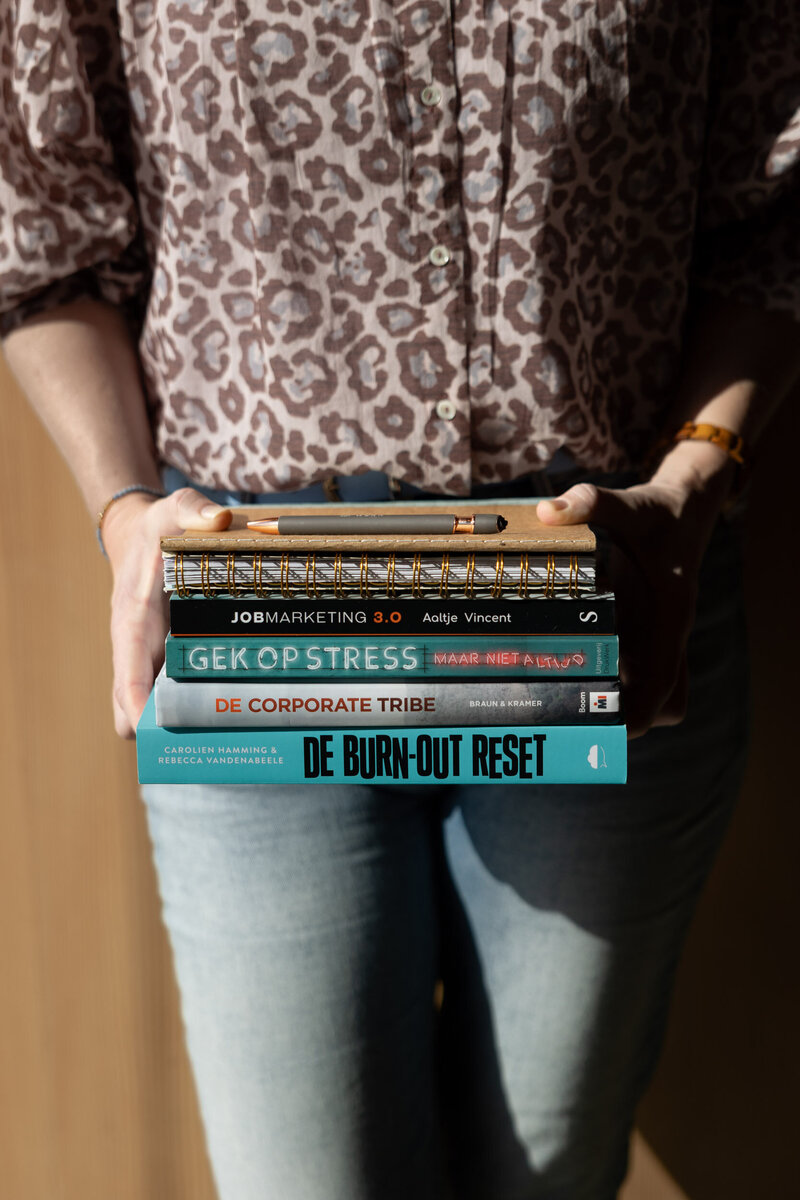 Stapel met boeken over hoe te herstellen van stress, stressklanten en burn-out