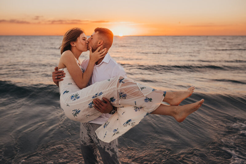 trainer tying tennis shoe