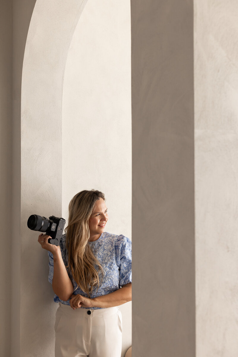 Juliette Laurant in de daglicht fotostudio van Studio Laurant, waar natuurlijke daglicht wordt gebruikt om prachtige en levendige foto's te creëren in een inspirerende omgeving.