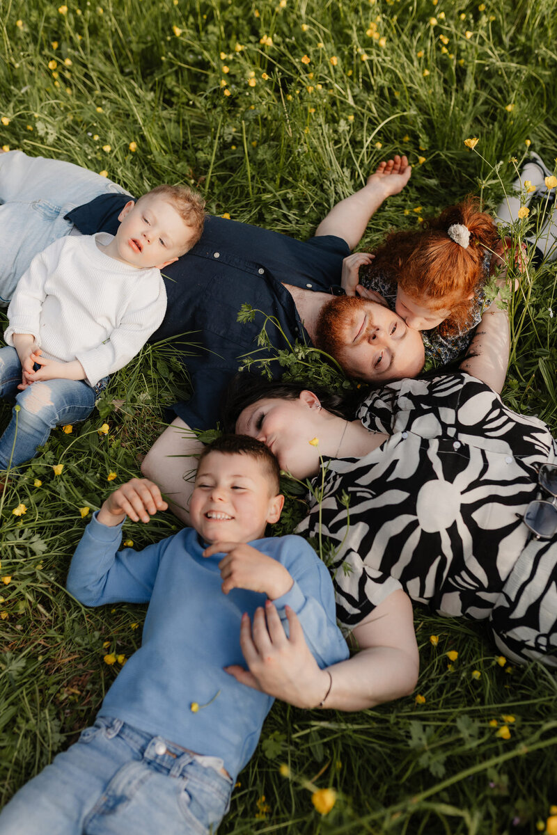 shooting-famille-couchee-dans-l-herbe1
