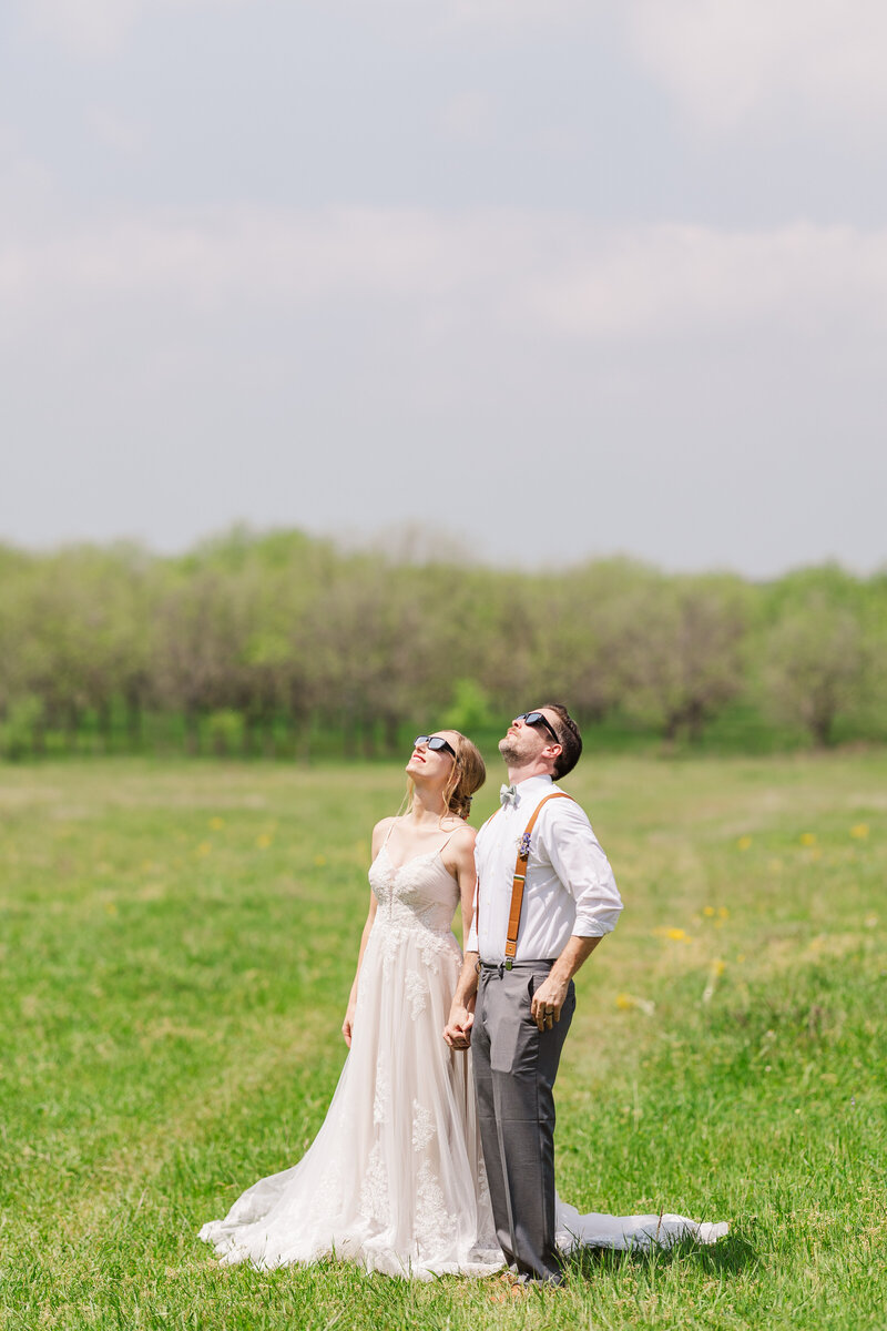Bride-and-groom-looking-at-sky