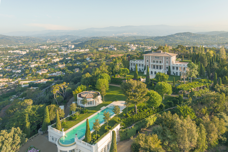 Luxury destination wedding venue in the South of France, Château Saint-Martin is an exclusive venue on the French Riviera that offers the perfect setting for a  beautiful wedding in France
