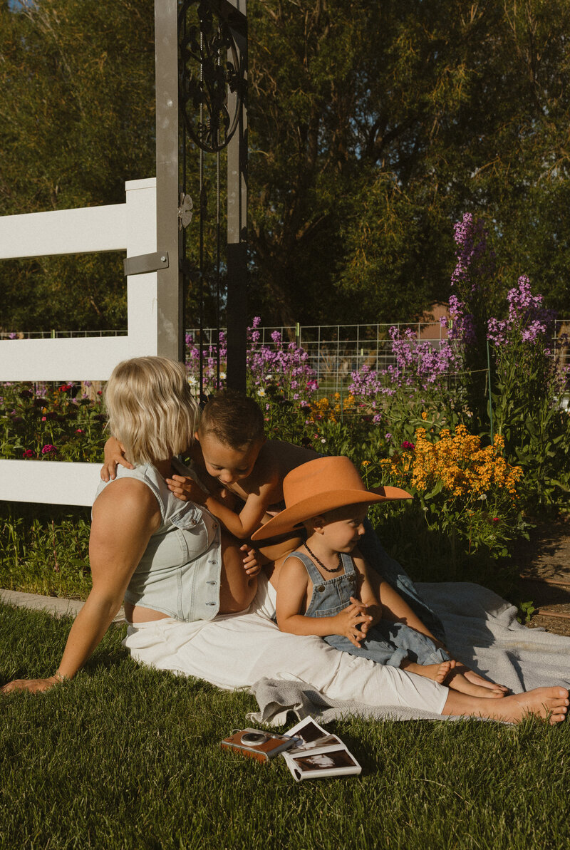 summertime-wildflowers-cinematic-maternity-family-shoot-judith-photo-co-91