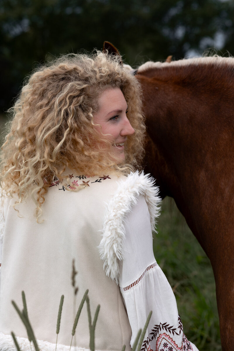 Energieke kindercoach Nikki  en haar paard.