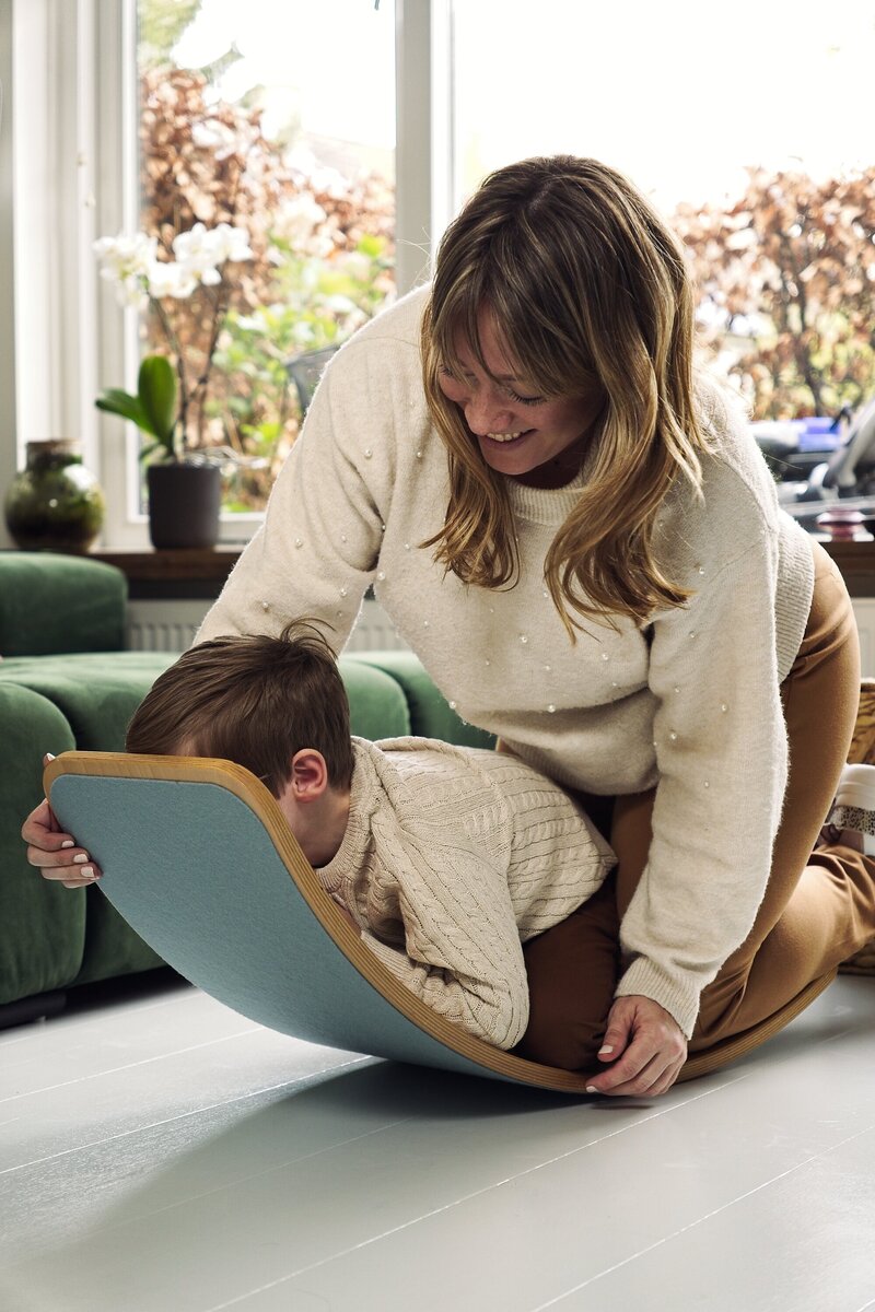 Moeder en kind met plezier en geduld voor elkaars emoties, boosheid en begrip voor triggers en hulp bij mom rage